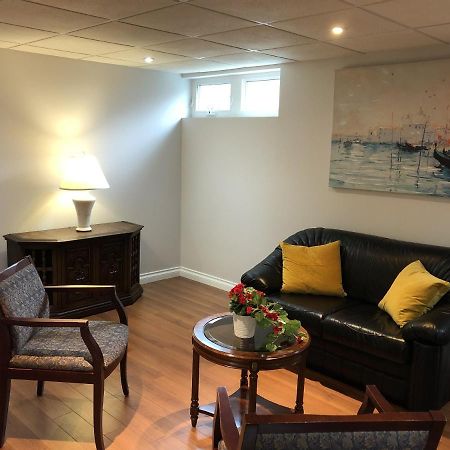 Peaceful Cosy Room With Garden View, Private Parking โตรอนโต ภายนอก รูปภาพ